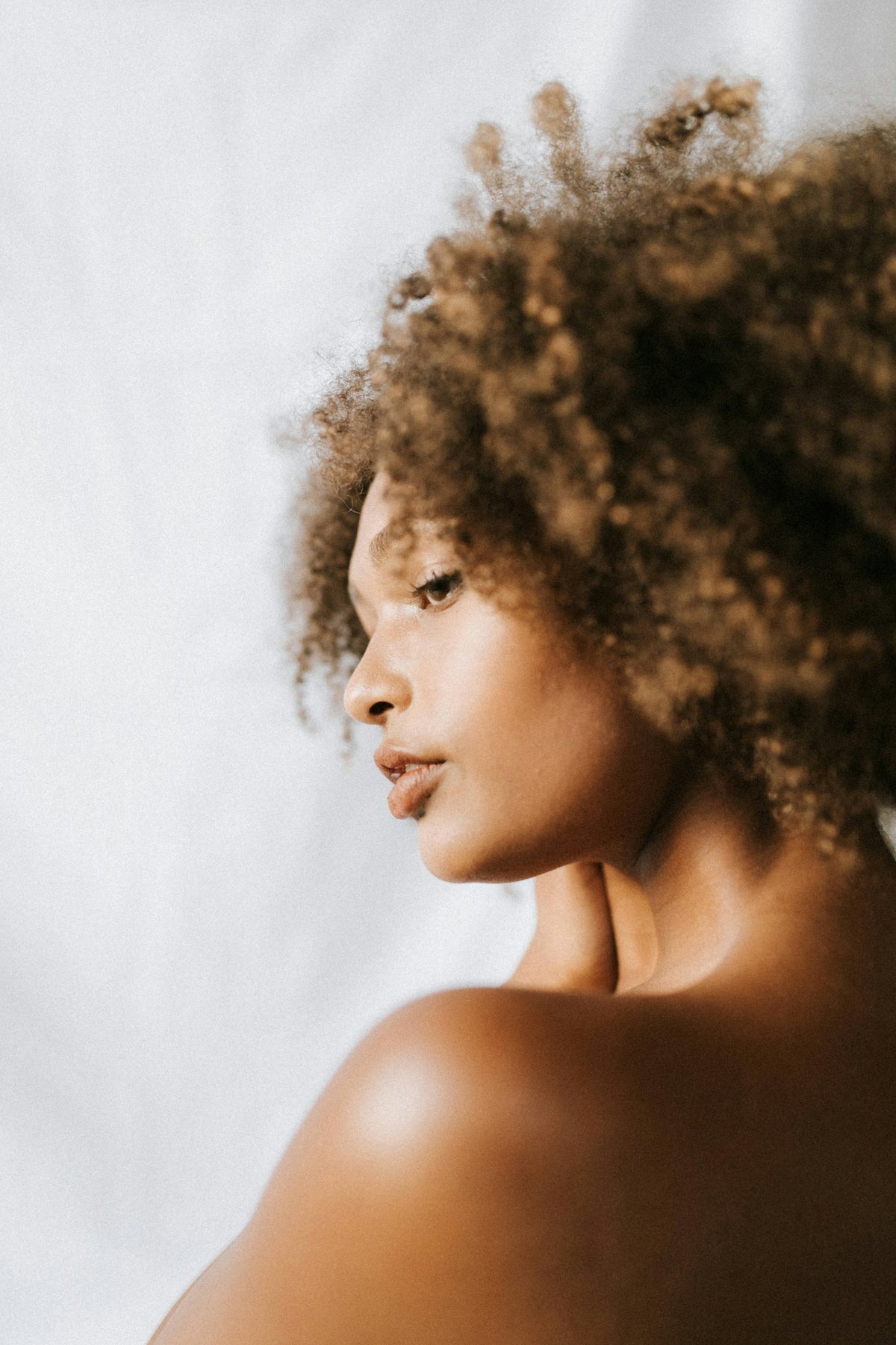 Mujer con piel luminosa de perfil