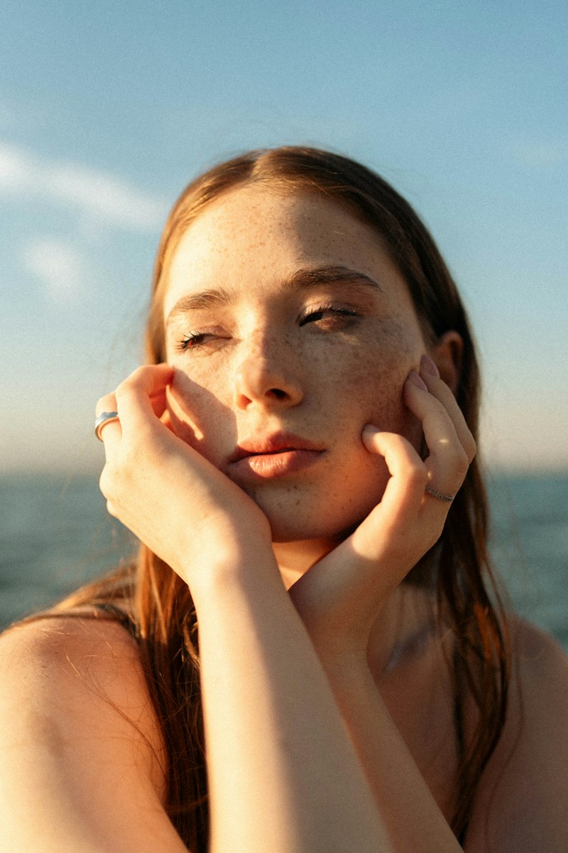 Mujer con pecas bajo luz dorada