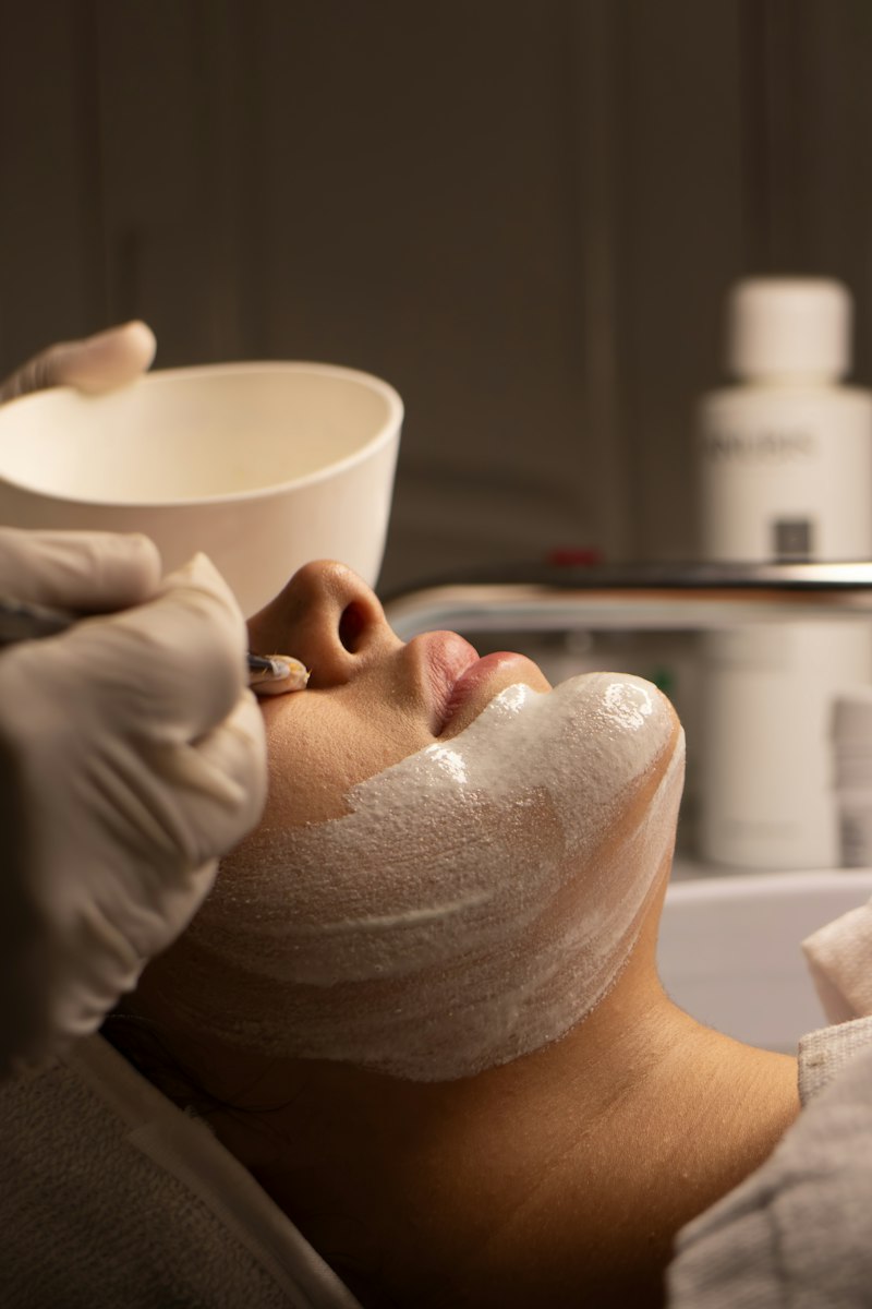 Esteticista aplicando un tratamiento facial